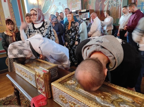 В Покровском храме вынесены для поклонения ковчеги со святыми мощами