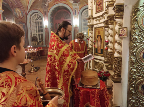 <span style="color: red;font-family: 'Posad';font-size: 40px;">Христос Воскресе!</span>